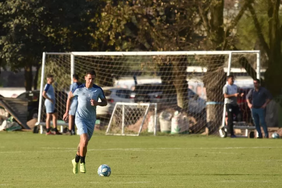 CODICIADO. Según el representante de Bianchi, el jugador está listo para partir a Santa Fe. Pero en Atlético lo desmienten. la gaceta / foto de Ines Quinteros Orio (archivo)