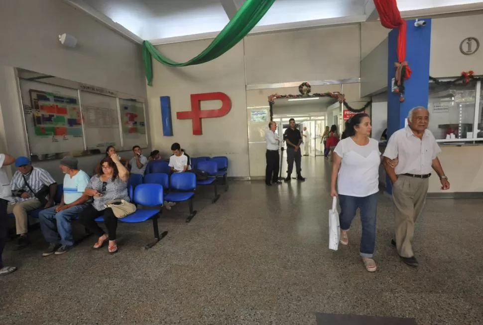 PASILLOS. En el Hospital Padilla, algunos pacientes debieron esperar más de lo normal por el quite de colaboración.  