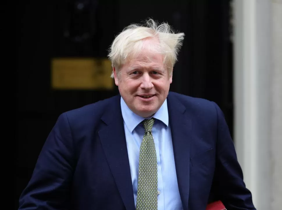 TRIUNFANTE. Johnson sale de la sede del Gobierno y se dirige al Parlamento. REUTERS