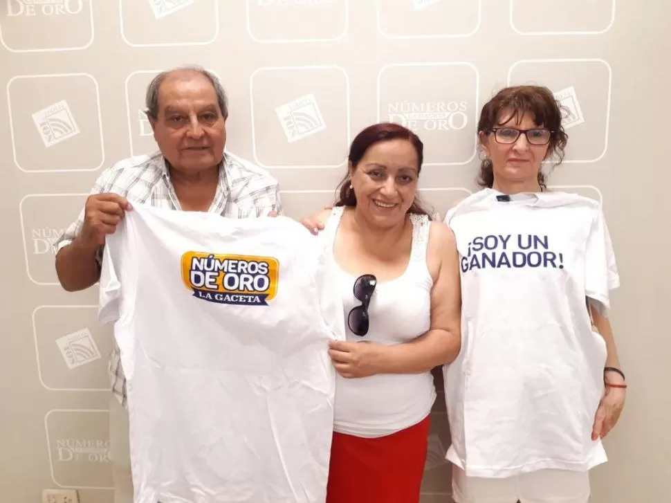 FELICES. Alberto Antonio Acosta y Marta Elena Sleiman (primera desde la derecha) cobraron ayer el premio. 