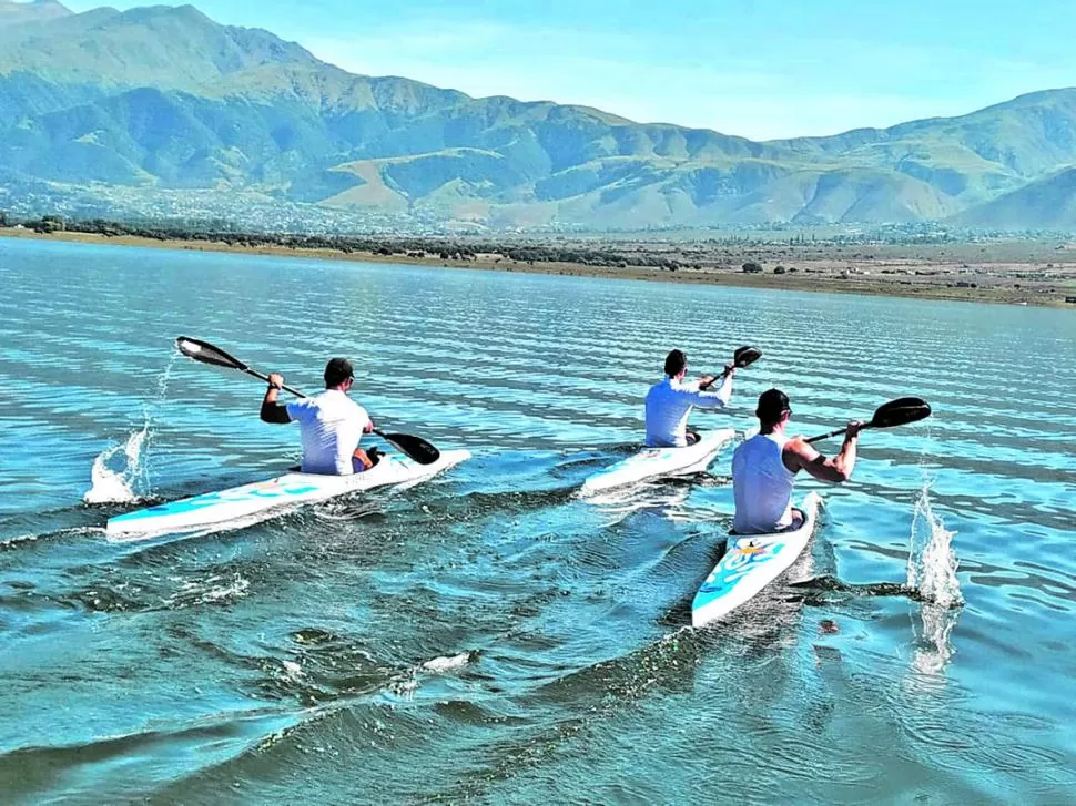 ESCENARIO IDEAL. El dique La Angostura, ubicado a 2.000 metros sobre el nivel del mar, es un lugar perfecto para el entrenamiento del equipo de canotaje, ya que le añade las dificultades propias de la altura. la gaceta / fotos de irene benito