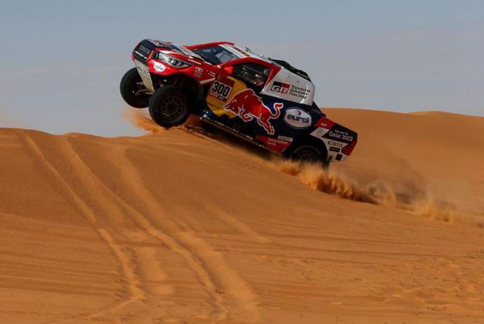SURFEANDO DUNAS. Al Attiyah aún no pudo darle alcance a Sainz, pero se acerca. Reuters