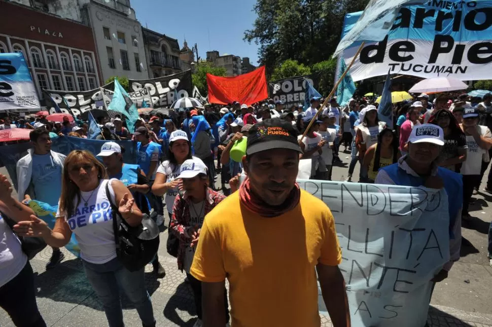 EN LA PLAZA. Heredia, del Frente Popular Darío Santillán, anticipó que marcharán si no se modifica el decreto. la gaceta / foto de ANTONIO FERRONI (archivo)