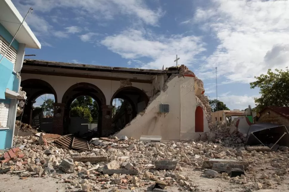 ALERTAS. La mayoría de quienes dejaron sus casas pasan la noche a la intemperie por temor a que colapsen los polideportivos que los albergan. reuters