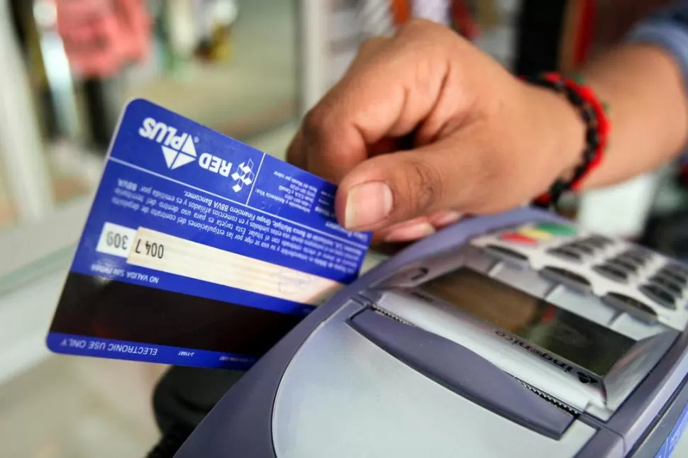CON TARJETA. Según el mensaje, los tucumanos iban a tener que pagar Ingresos Brutos por las compras fuera de la provincia; fue desmentido. FOTO DE ARCHIVO