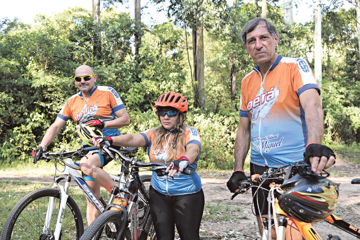 LOS DEPORTISTAS. Oscar Pereyra, Marisel Espíndola y Héctor Manca, en los senderos del ex hospital. LA GACETA/FOTO DE DIEGO ARÁOZ