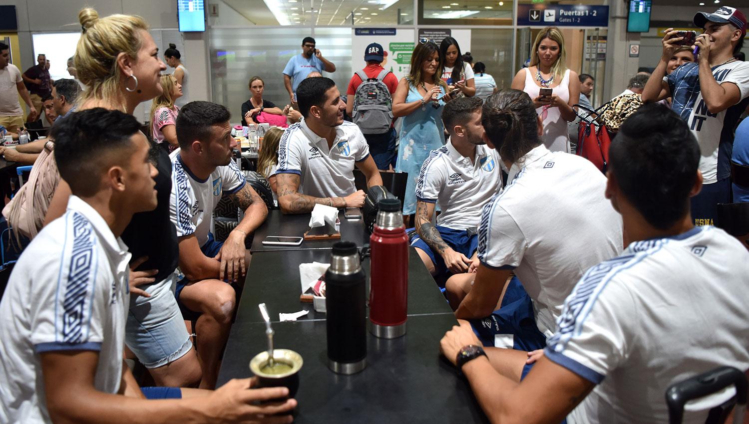 MÁS FOTOS. La mesa con Cuello, Carrera, Castellani, Fernández, Gissi y Monzón (estos dos de espaldas) también posa. LA GACETA/FOTO DE INÉS QUINTEROS ORIO