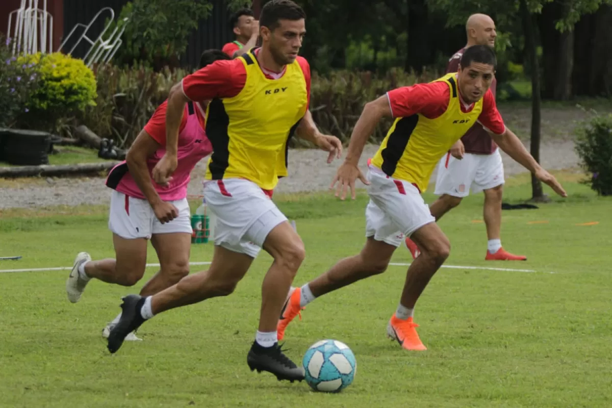 A FULL. Imbert sale con pelota dominada y mirada arriba; el plantel de San Martín trabajó ayer en doble turno en las instalaciones del hotel Los Arcos, en Perico (Jujuy).  alejandro Cruz o Ale cruz/Prensa CASM