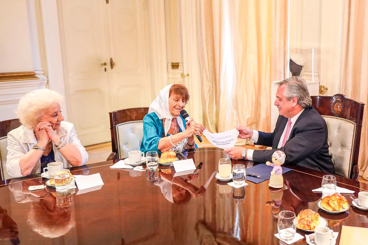 ENCUENTRO. El Presidente recibe de Taty almeida un presente. FOTO TOMADA DEL TWITTER DE @ALFERDEZ