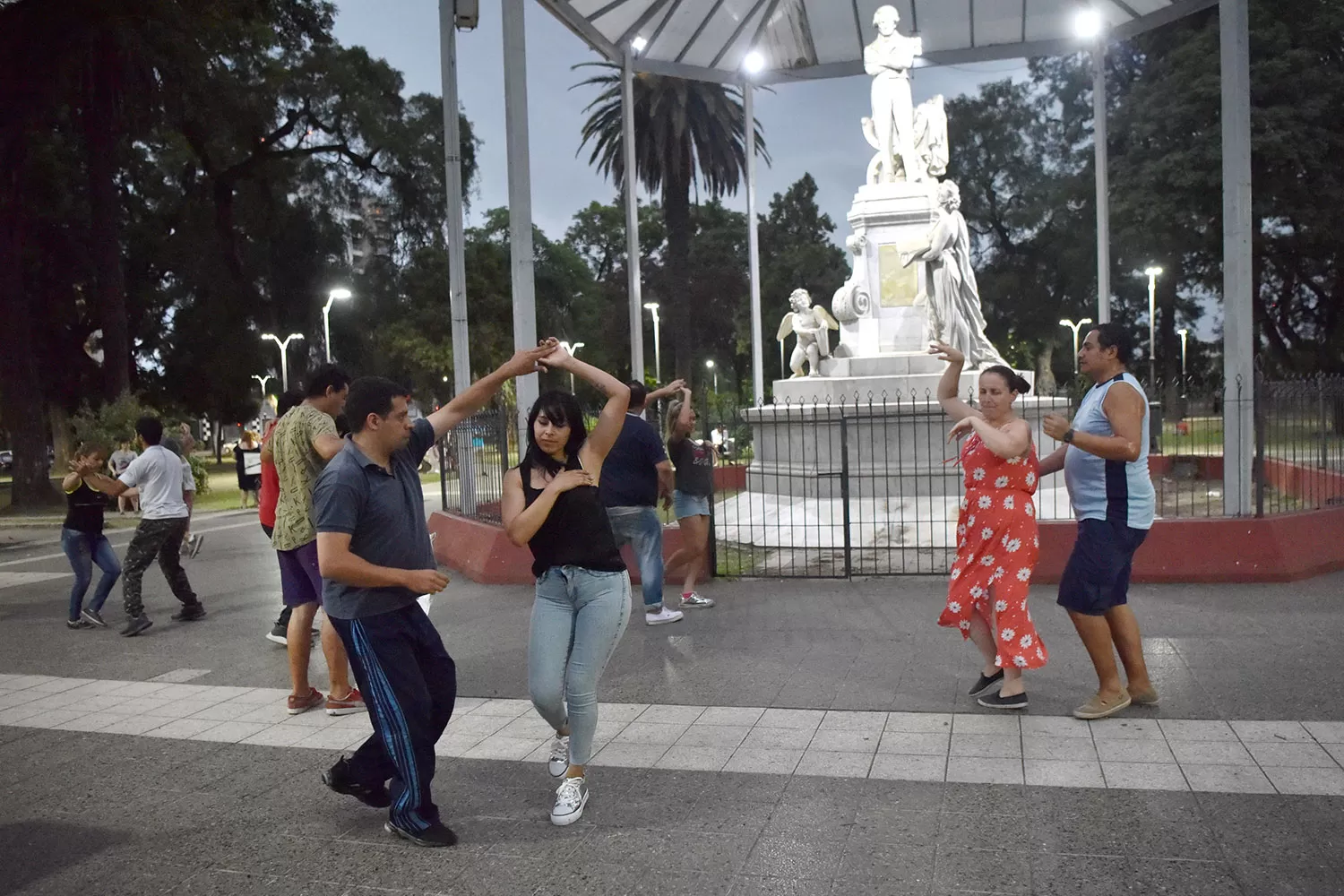 PURA MAGIA. Los bachateros y salseros, en pleno baile. LA GACETA / INÉS QUINTEROS ORIO