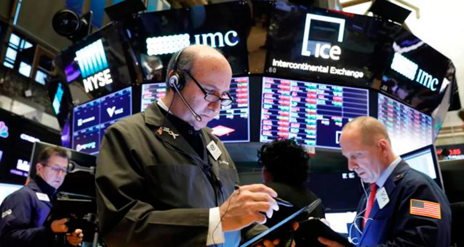 Operadores trabajando en la bolsa de Nueva York / REUTERS