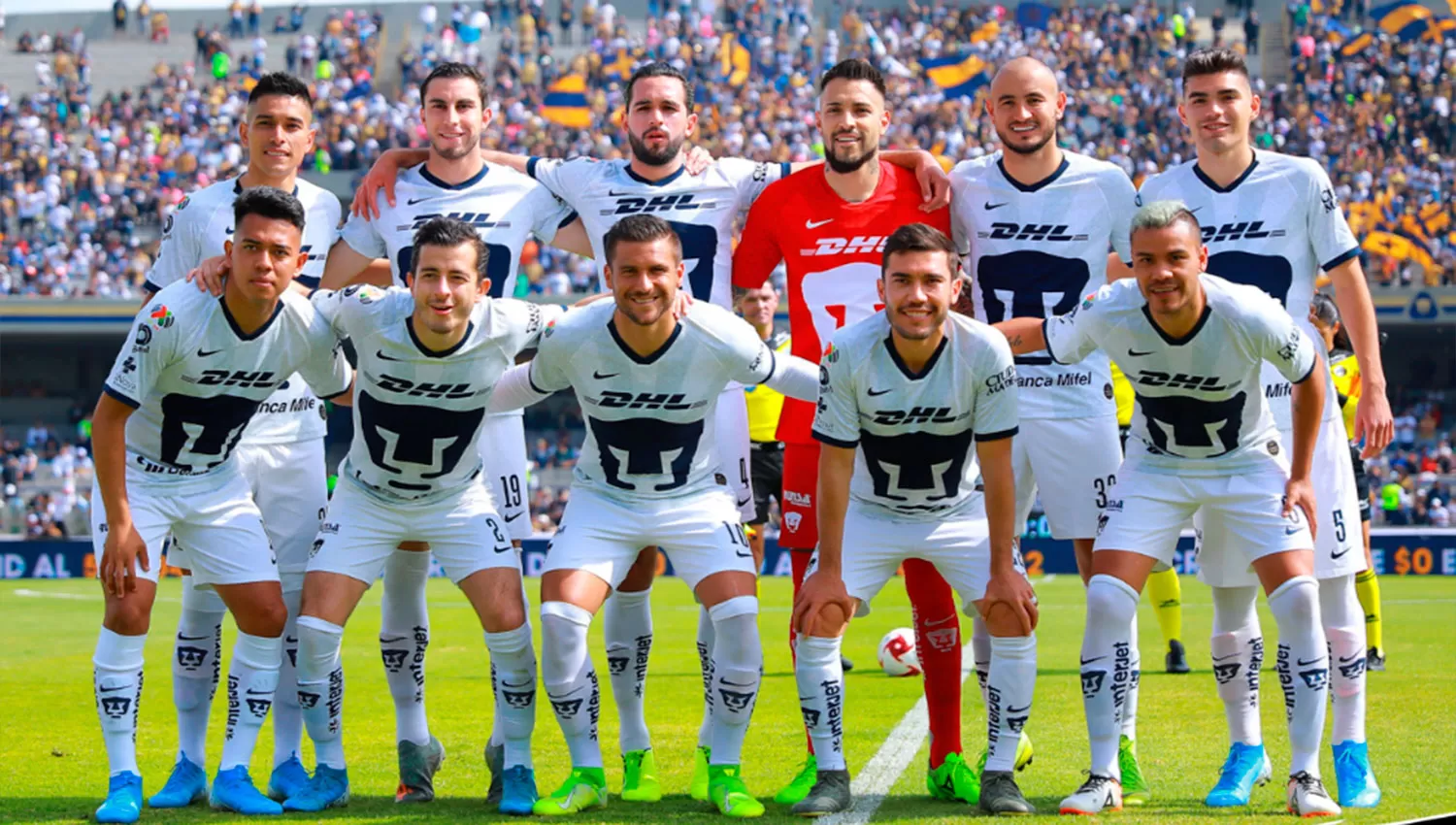 Álvarez (primero de arriba desde la izquierda) fue bien recibido por los hinchas mexicanos. FOTO TOMADA DE TWITTER.COM/PUMASMX