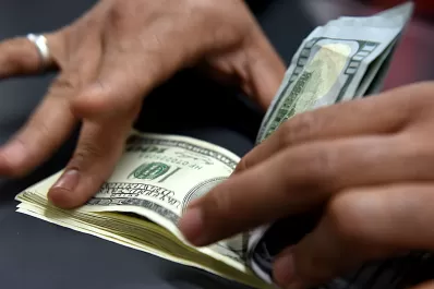 El dólar cerró a $62,96 y el Banco Central debió vender para abastecer la demanda