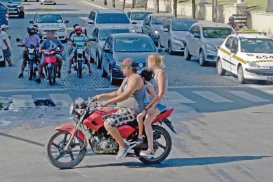 Galería: en Tucumán, la imprudencia viaja arriba de una moto