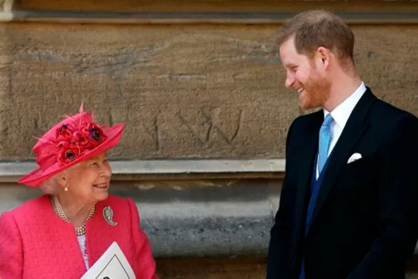 La reina Isabel II accedió a que Harry y Meghan se distancien de los roles reales
