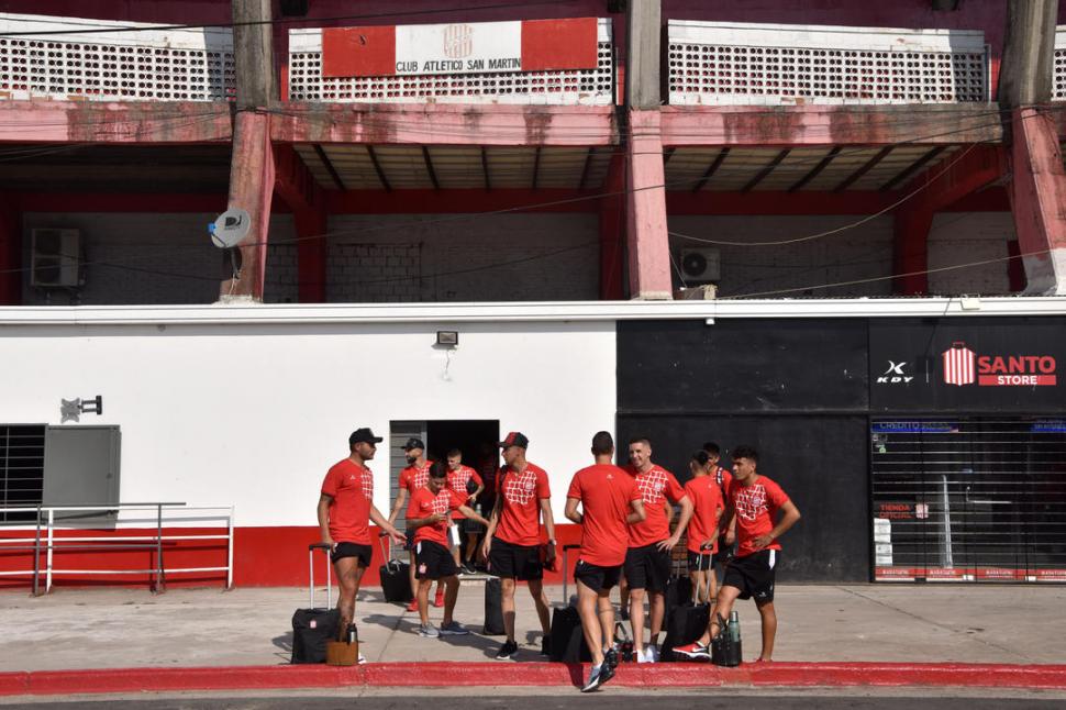 EN LA ESPERA. El micro llegó casi 30 minutos después de lo previsto al estadio. la gaceta / foto de ines quinteros orio 