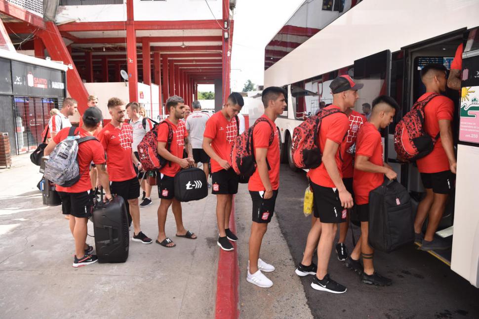 ORDEN. Los jugadores hacen fila para subir con bolsos, mochilas y un parlante. la gaceta / foto de inesquinteros orio 