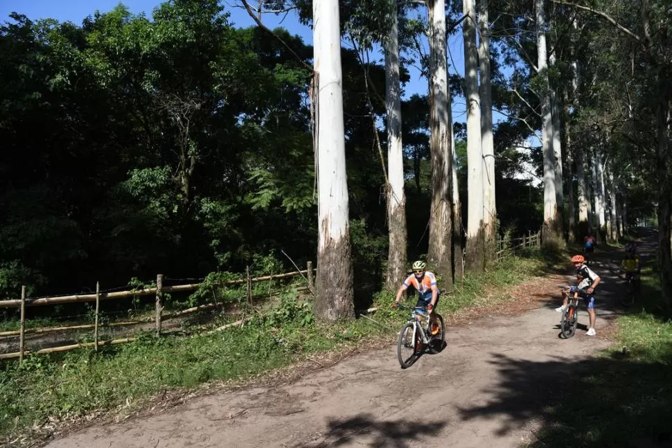 TRAYECTO. Oscar Pereyra y Miguel Cecanti ingresan con sus bicicletas a la senda que rodea a la nueva hostería de Tafí Viejo. la gaceta / foto de diego araoz 