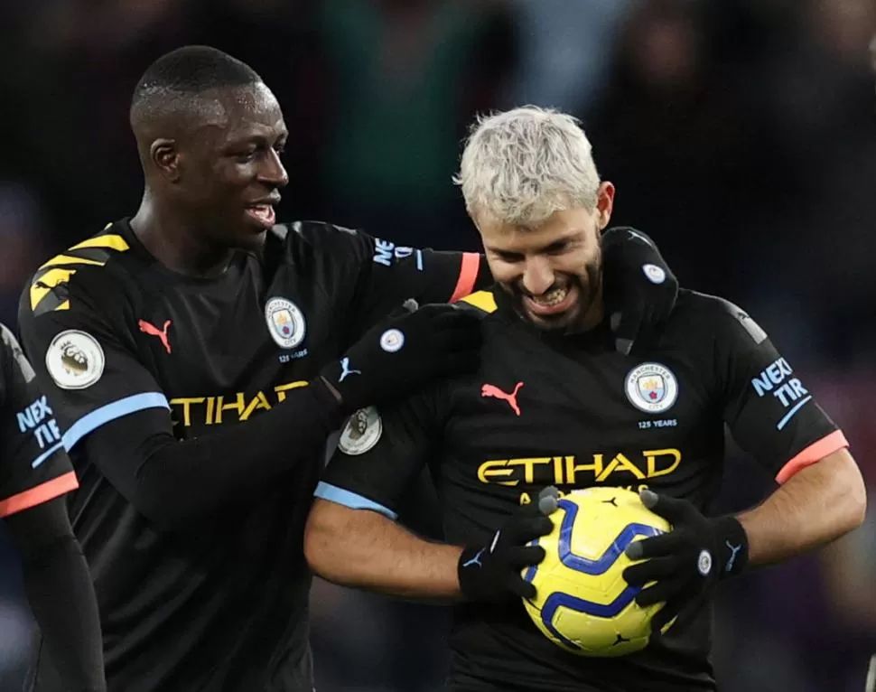 UNA COLECCIÓN. Sergio Agüero recibe las felicitaciones de Benjamin Mendy. El “Kun” por su hat-trick, se llevó la pelota. reuters