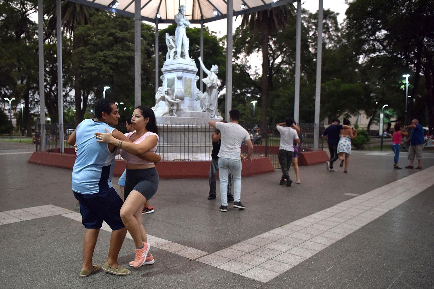 PASIÓN. Tejerina es uno de los precursores en bailar en la plaza. LA GACETA / INÉS QUINTEROS ORIO