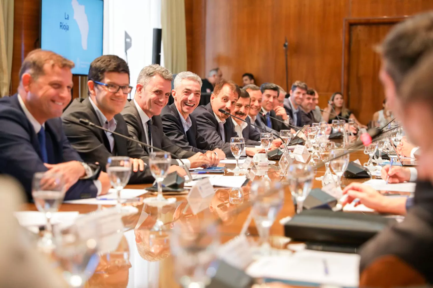 REUNIDOS. Meoni, en el centro, charlando con dirigentes de todas las provincias. MINISTERIO DE TRANSPORTE DE LA LA NACIÓN