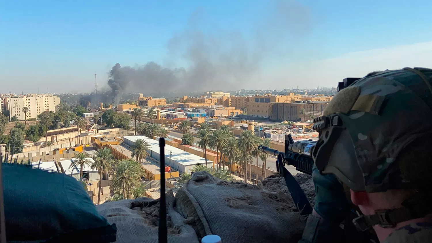 CUSTODIA. Un marine del ejercito estadounidense protege una base en la Zona Verde de Bagdad. REUTERS