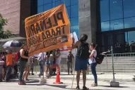 Los cánticos contra Alperovich retumbaron en la fachada de los Tribunales