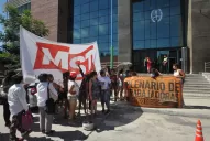 Bajo el sol, cantaron en contra del senador