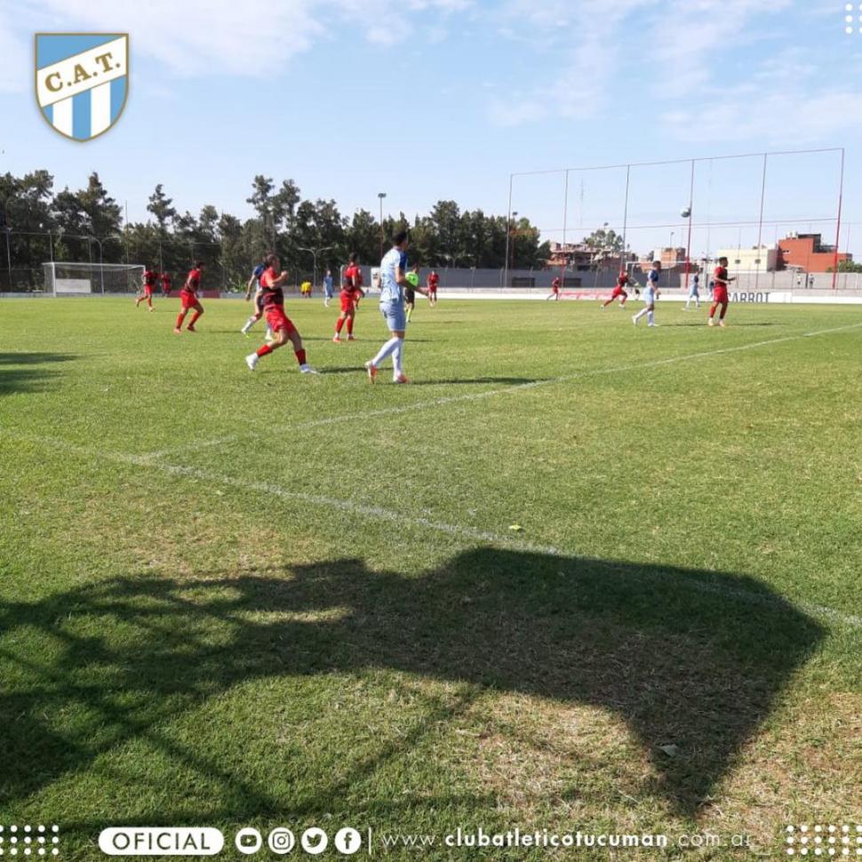 MAÑANA PESADA. Una imagen del primer amistoso que jugó Atlético ante Patronato: pocas nubes y un sol que acaloró a los protagonistas en el complejo de Argentinos Juniors. prensa cat