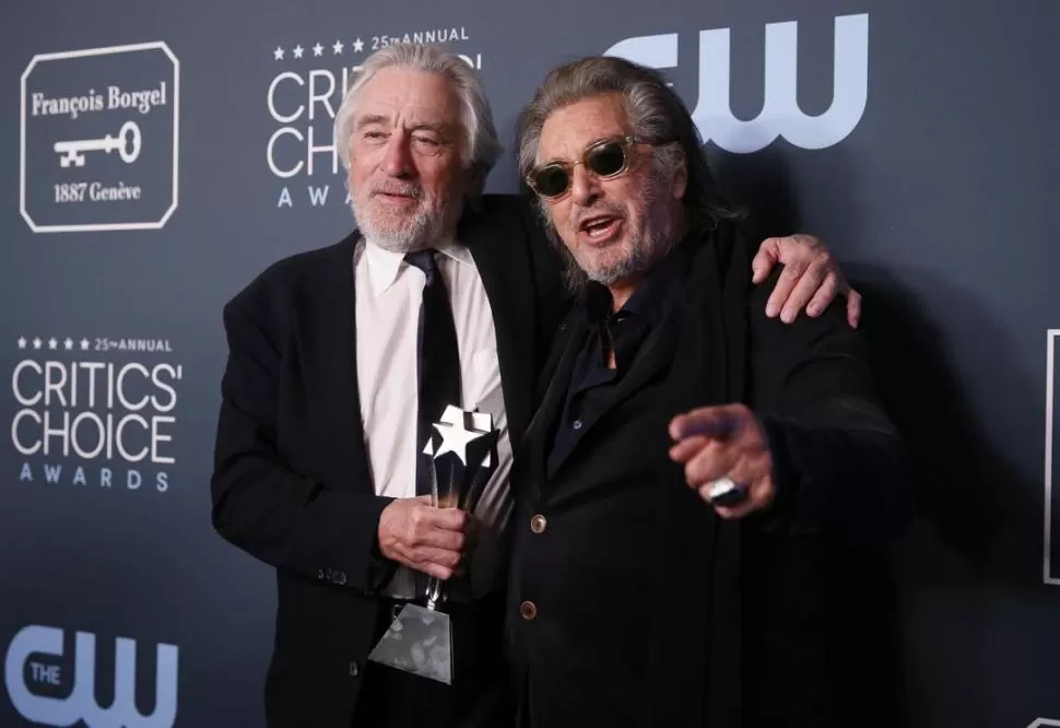 ¡QUÉ DÚO! De Niro y Pacino festejan la única estatuilla de “El irlandés”.