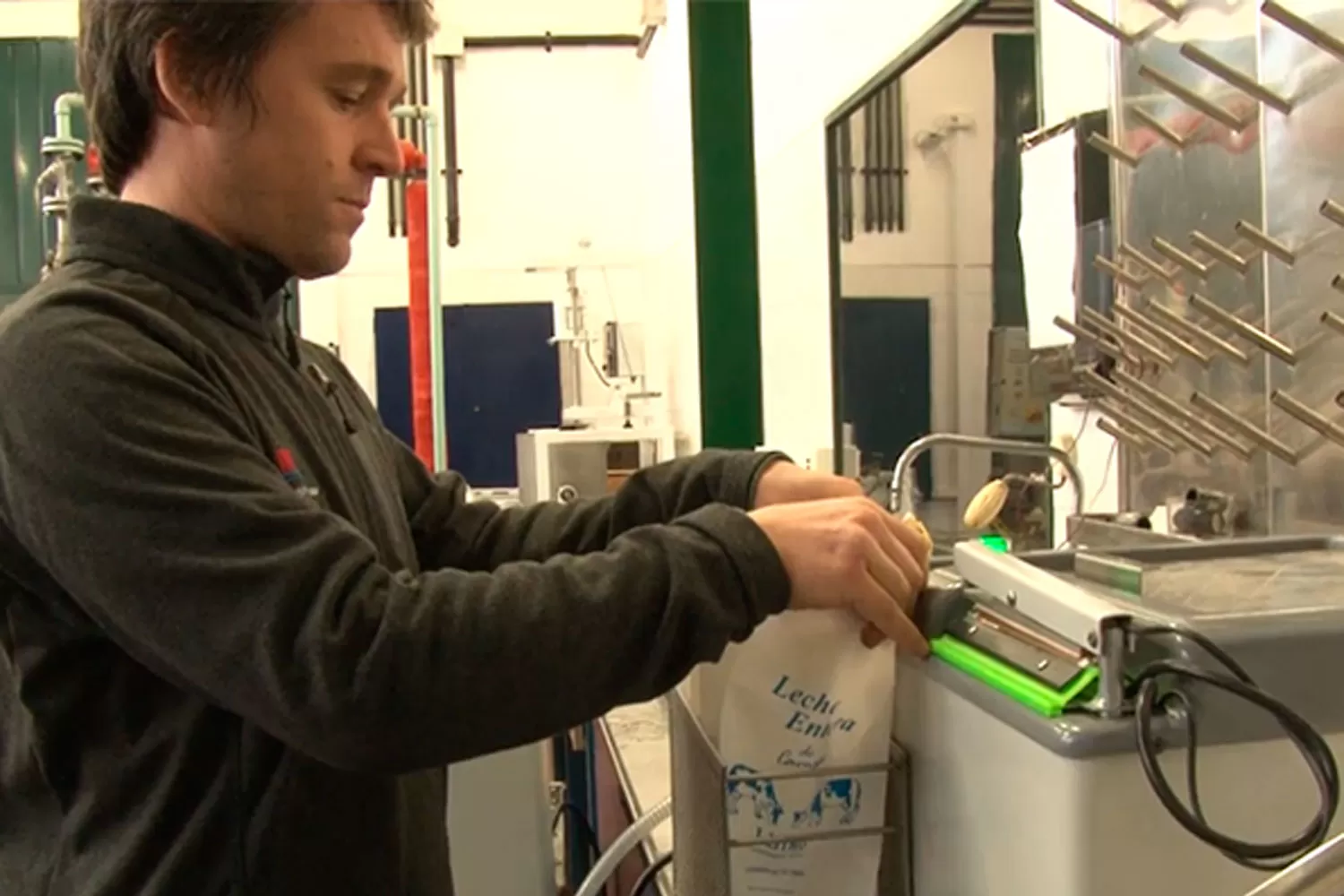 La máquina del país pasteuriza la leche dentro del envase y la enfría al punto de garantizar condiciones óptimas de inocuidad para su comercialización / FOTO TOMADA DE INTAOFICIAL