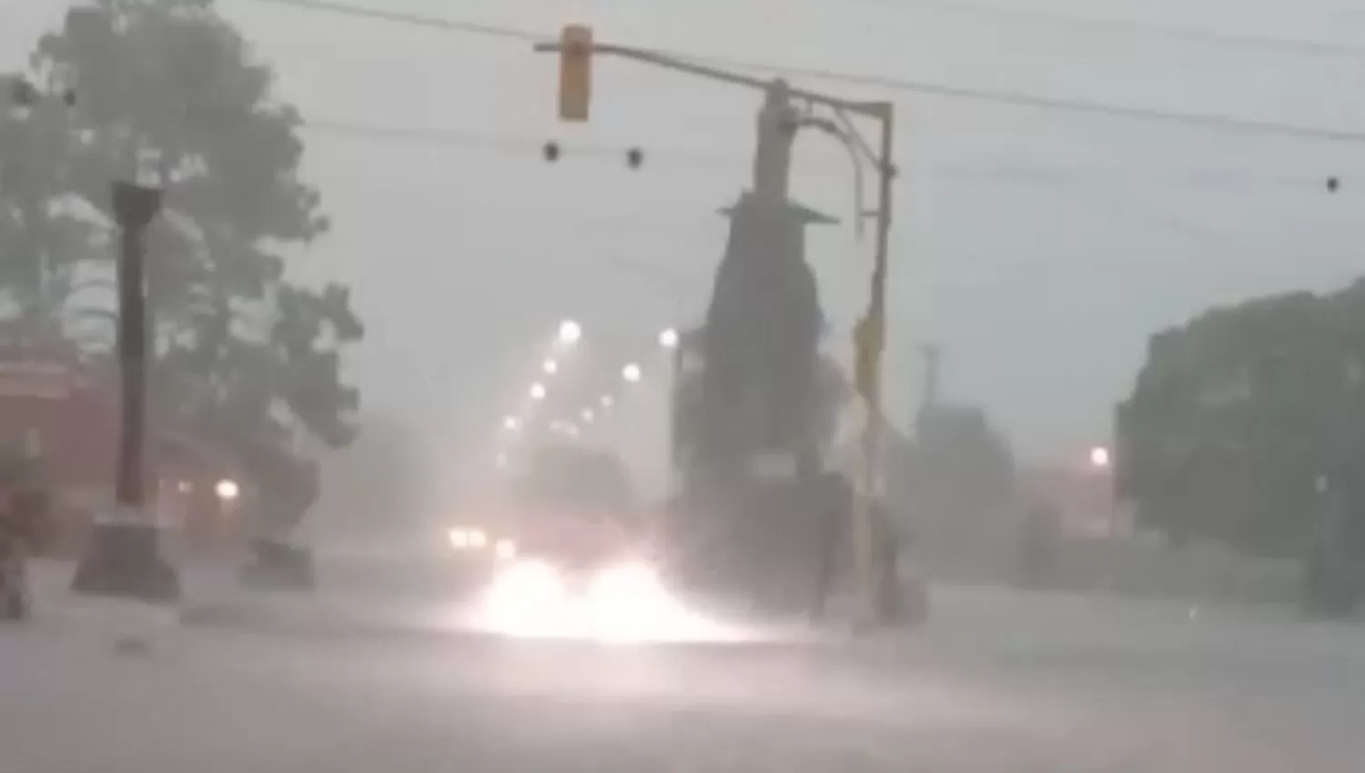 TEMPORAL. Las fuertes lluvias castigaron a la capital de la empanada.