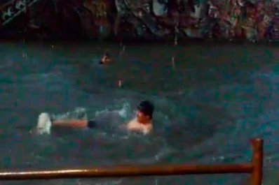 Al mal tiempo... Se pusieron a nadar en la pileta del acceso sur de Famaillá