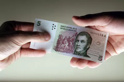 La Cámara de Comercio pide extender la circulación de los billetes de $5