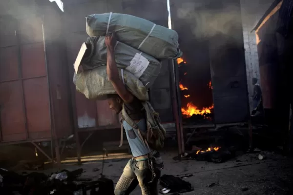 Fuego en Haití: saqueos en comercios tras un incendio