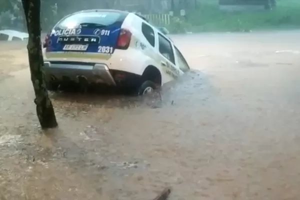 Video: en Yerba Buena el agua se llevó hasta un móvil de la Policía