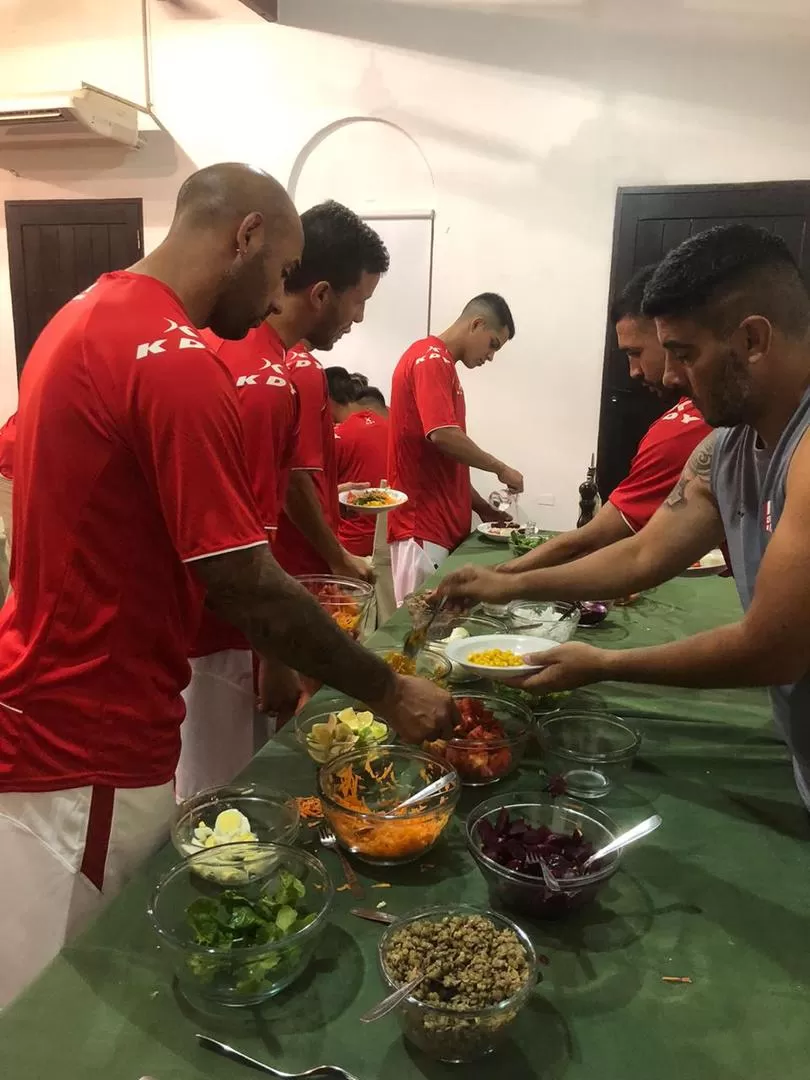 PARA ELEGIR. “Pichi” Mercier, Sebastián Matos y “Pitu” Romero preparan la cena a su gusto. gentileza fotos de Agustina Ramón