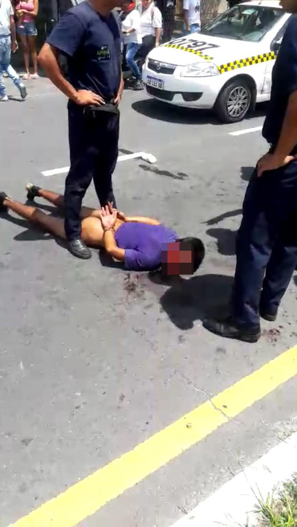 GOLPIZA. Al supuesto ladrón lo dejaron desnudo en la vía pública. 