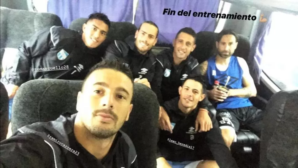 POSTALES. Arriba, Carrera, Cuello, Melano, Bianchi, Lucchetti y Heredia, tras el ensayo. Abajo, Mustafá (PF), Peralta (kinesiólogo), Montoya (doctor) y Cortéz (masajista). 