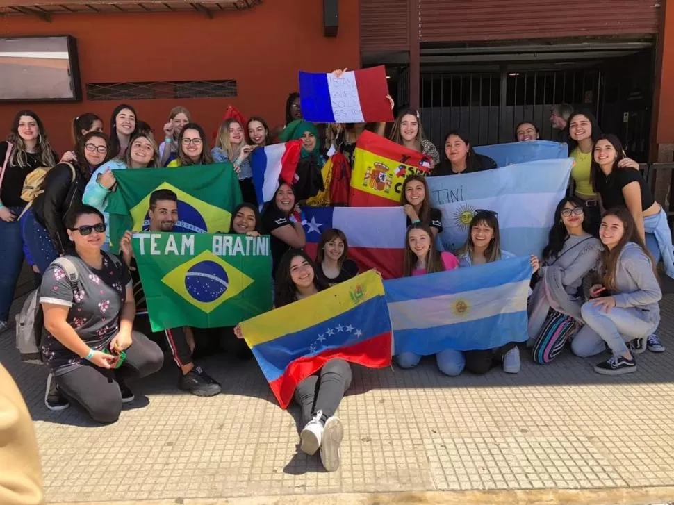 REUNIDOS EN ARGENTINA. Valentina Palavecino conoció a muchos amigos de otros países que comparten el mismo amor por Tini Stoessel y se conocieron en persona en un show de ella. 