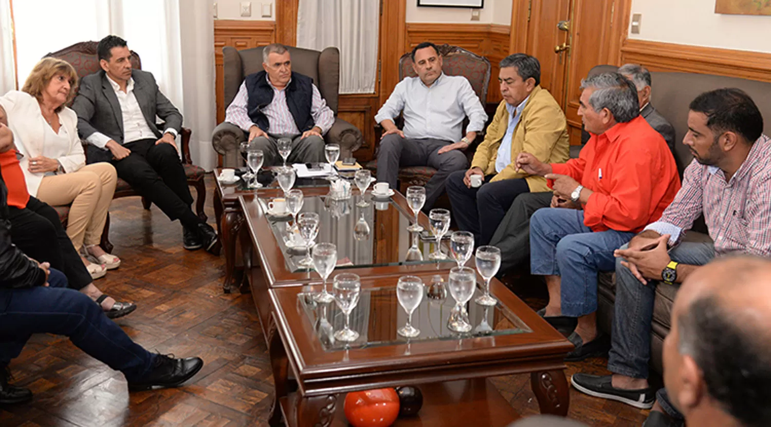 DISCUSIÓN. Jaldo, en la cabecera, lideró la reunión en la que planteó la postura de la Provincia y escuchó a los dirigentes sindicales.