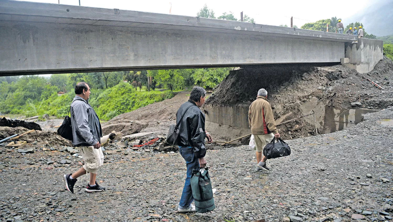 EL PUENTE SOBRE EL RÍO MUERTO. El agua socavó los pilares del nuevo paso hacia y desde El Corte, justo en la zona por donde transitaban los vecinos que ya no podrán usar esa vía para salir o llegar a su casa.