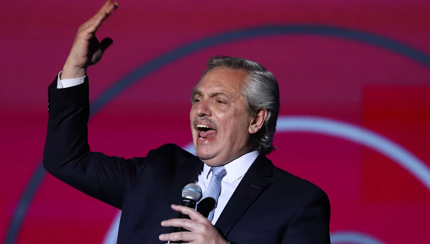 Fernández usó las redes sociales para realizar el pedido. REUTERS 