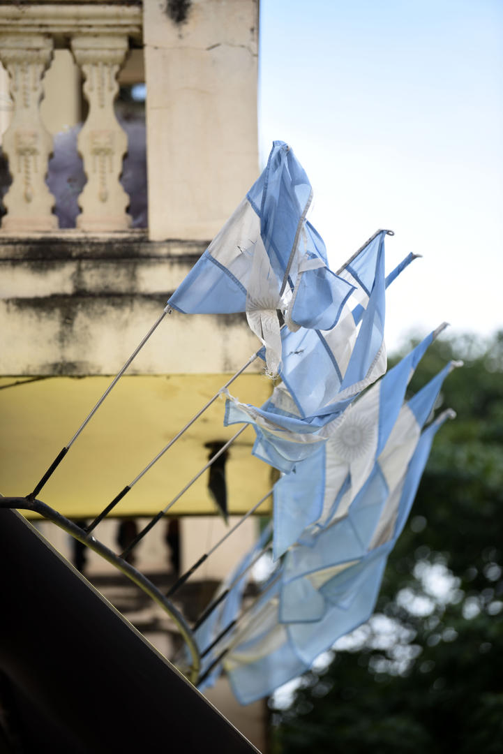 EN UN NEGOCIO DEL MICROCENTRO. Las banderas que colocaron están actualmente hechas jirones y “reclaman” ser reemplazadas de inmediato. la gaceta / fotos de diego aráoz