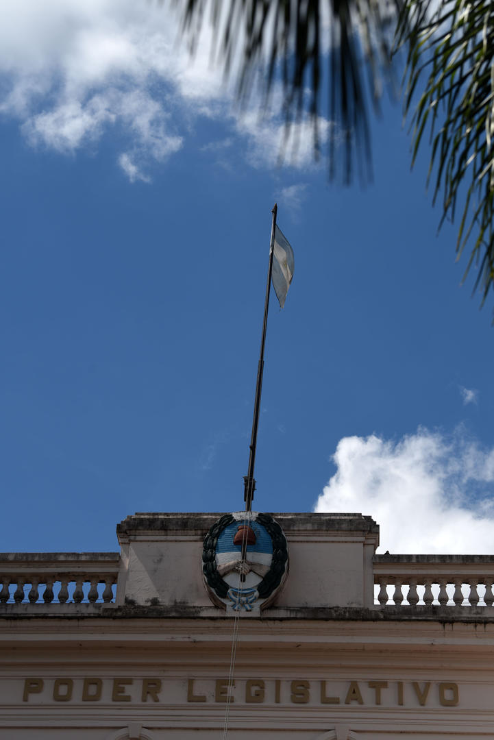 EN EL EDIFICIO DE LA EX LEGISLATURA. Además de sucia, se la ve deshilachada, dando un penoso aspecto.