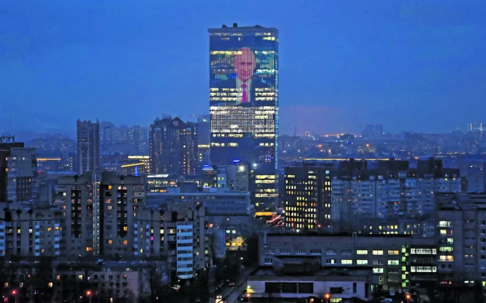 QUE TODOS LOS VEAN. La imagen de Putin reflejada en un rascacielos. 