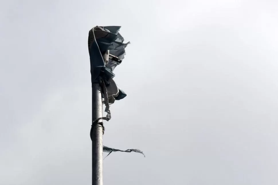 EN EL FRENTE DEL EDIFICIO DE CORREOS. Ambas banderas se ven muy sucias, producto del hollín de la ciudad. No pueden ser lavadas, las tiene que cambiar por otras nuevas.