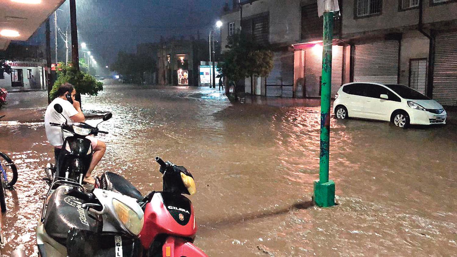 ANTES PASABAN AUTOS, ANOCHE PASABA EL AGUA. El badén precario de El Corte, visto desde San Javier en dirección a San Miguel de Tucumán.