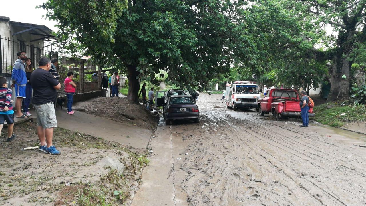 Los vecinos miran las calles que quedaron en intransitables. LA GACETA/FOTO DE NICOLÁS CÓRDOBA