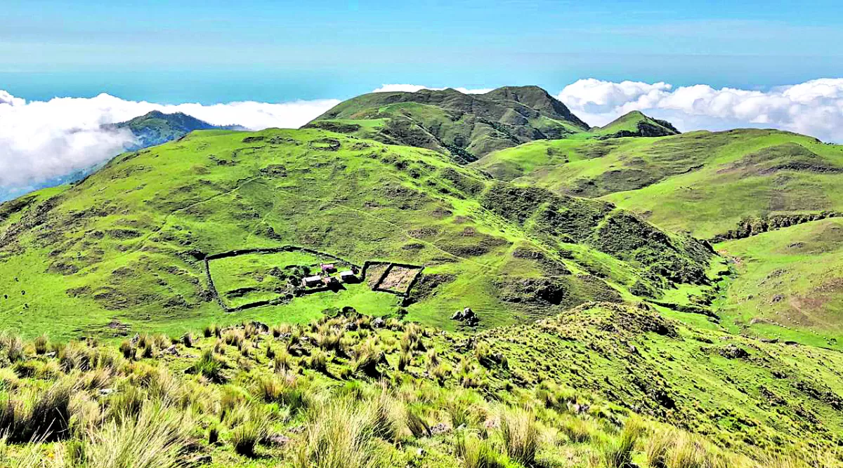 CUMBRE DEL MATADERO. Visto desde arriba, el puesto con sus construcciones y corrales característicos. 